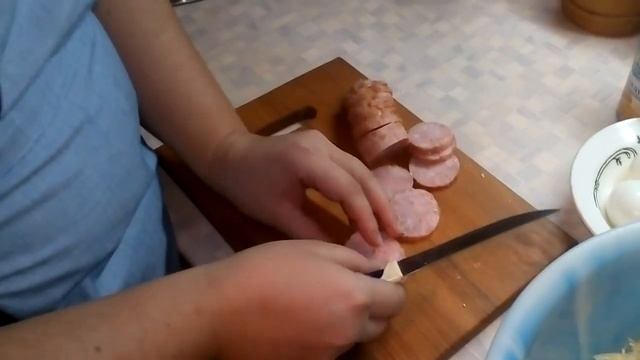 Салат с капустой,колбасой и сухариками