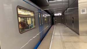Лифт и электропоезда «81-760 (Ока)» на станции метро «Новопеределкино», (СолЛ) // 18 марта 2023 год