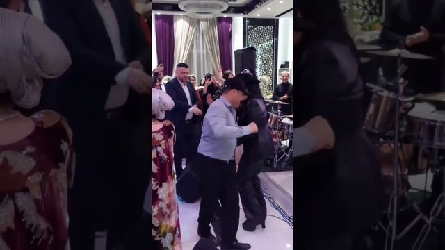 Шабнами Сураё ва Фарзонаи Хуршед Ракси зебои апаву хохар 2023 смотреть онлайн