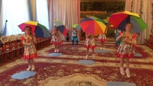 "Прогулка под зонтиком" танец в детском саду