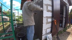 Строим современный курятник ч.31 Штукатурим стены и красим вольеры