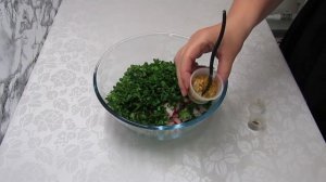 Легкий салат на ужин. Редиска, огурцы, много зелени и сметанная заправка