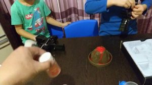 Бакжарас и Ахмедияр играют в игрушечный вулкан!(1)