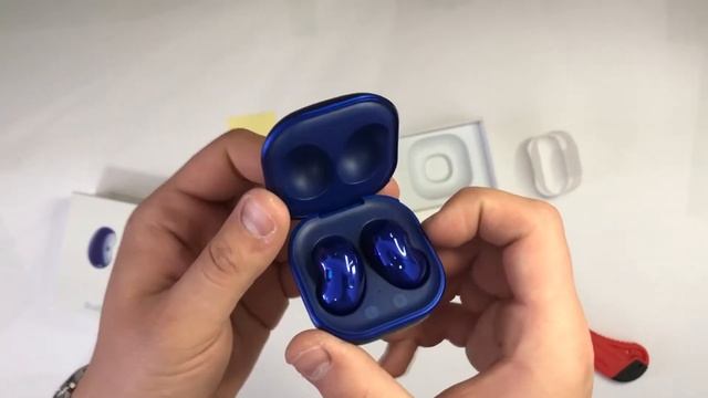 Видео обзор: Bluetooth стерео наушники беспроводные c боксом для зарядки SAMSUNG Galaxy Buds Live смотреть онлайн