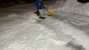 АНДРЕЙ НА ТРАКТОРЕ ЧИСТИТ СНЕГ