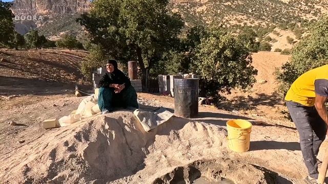 Laying Bricks around the Nomadic House Roof, Grandma's Family смотреть онлайн