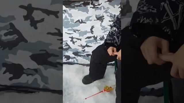 Иван первый раз на зимней рыбалке!!! смотреть онлайн