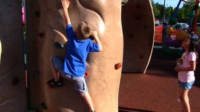 Huge Awesome Park With Sliding Hills! смотреть онлайн