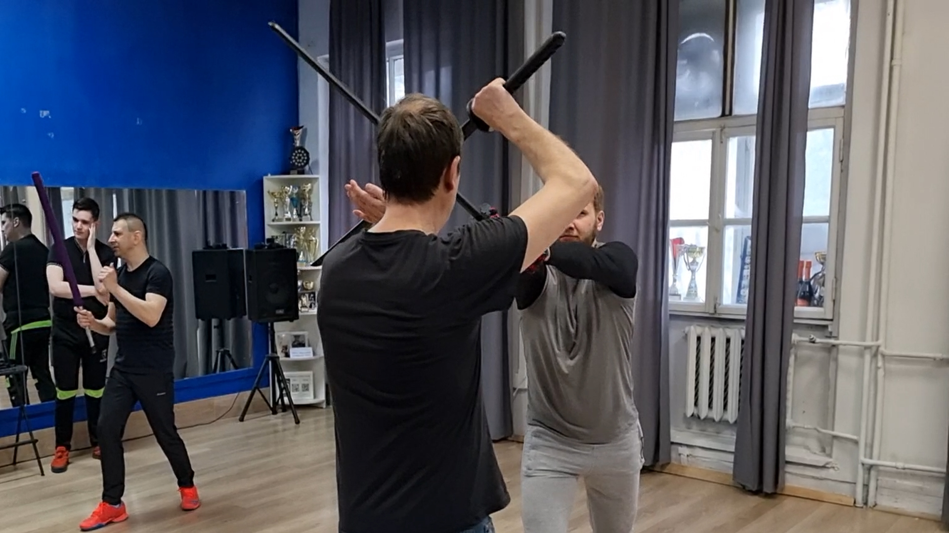 Урок фехтования катаной - приемы кендзюцу: защита мечом с жесткой фиксацией рукой  клинка за обух