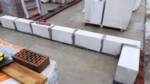 дом из газоблоков. закладываю углы, намечаю направление стен, разметка ориентировки на двери. день 2