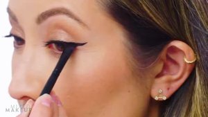 Подводка, штамп и чернила Huda Beauty для сногсшибательного взгляда Идеальные стрелки на глазах