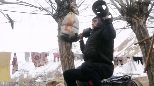 КАК НАКАЧАТЬ ПЛЕЧИ С ГАНТЕЛЯМИ И СО СВОИМ ВЕСОМ смотреть онлайн