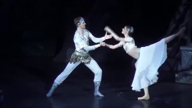 Olga Golitsa (Ольга Голица) : Pas de Deux from"La Bayadere"Act Ⅰ смотреть онлайн