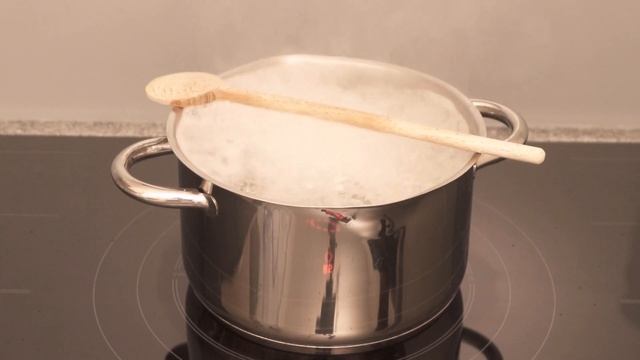 ВОТ ПОЧЕМУ нужно ВСЕГДА класть ложку на кастрюле при готовке ? (ГЕНИАЛЬНЫЙ трюк) ? смотреть онлайн