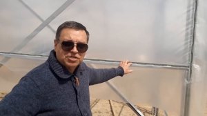 Монтаж двойной плёнки на теплицу.