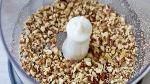 Пирог с вареной сгущенкой и грецкими орехами