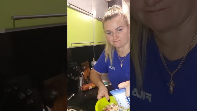 фаршированные шампиньоны с колбасой