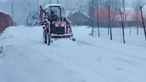 Чистка снега трактором Уралец, уборка снега впервые в этом году.