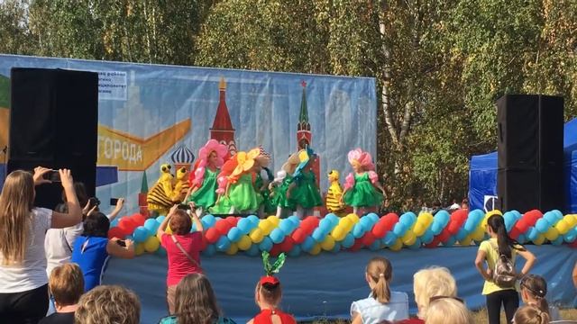 Цветы и пчелки. Танцуют дети.