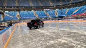 Монтаж хоккейной площадки на футбольном стадионе Газпром арена завершен