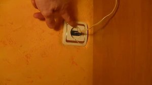 Как защитить детей от поражения электрическим током из розетки