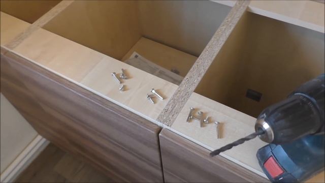 Установка нижних шкафов кухни. Монтаж столешницы