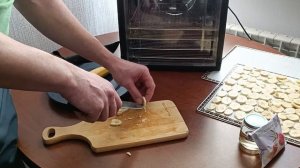 Как сушить бананы (сушка бананов), банановые чипсы простой рецепт, нарезка охотничьим ножом.