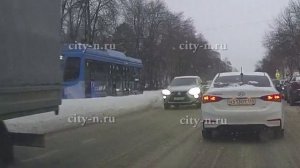 В Новокузнецке авто прыгнуло на рельсы перед трамваем