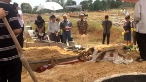 Собака лаяла на гроб хозяина. Открыв его, люди закричали от страха!