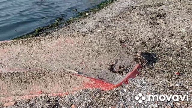 Средиземное море в Греции провалилось в трещину от землетрясения  и воды в нем уже нет.
