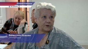 Нижегородских пенсионеров обучают пользоваться смартфонами в соседском центре Ленинского района
