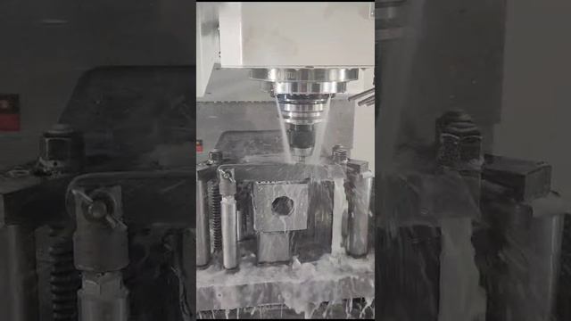 ЧПУ Обработка ловушки тягово-сцепного устройства из стали 20гл - центровка отверстий с 4 осью смотреть онлайн