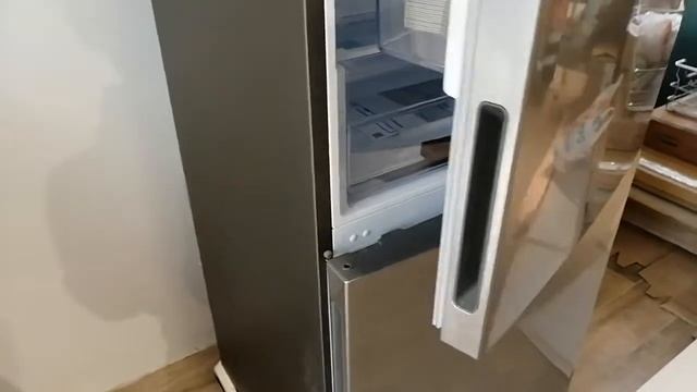 Распаковка — Холодильник с морозильником Samsung RB37A5000SA/WT смотреть онлайн