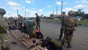 Кадры выхода последней группы укронацистов «Азов» с территории «Азовстали».