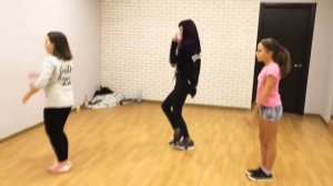 Девчонки танцуют под песню Деспасито / Despacito