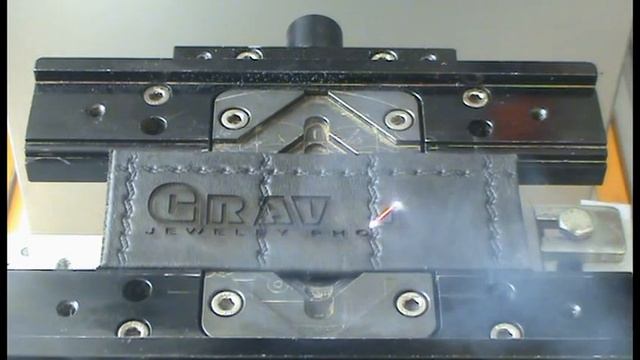 Лазерная гравировка на коже на лазерном гравере  GravMax