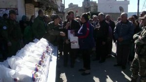 Российские военные раздали продуктовые наборы жите...одной из деревень в сирийской провинции Латакия