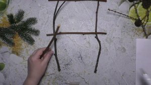 ПОДЕЛКИ из ПРИРОДНОГО МАТЕРИАЛА. ЗИМНЯЯ КОМПОЗИЦИЯ СНЕГИРИ. Поделки  в садик своими руками.