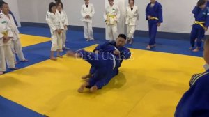 Countering drop seoi nage (seoi otoshi), контрприем от спинки с колен.