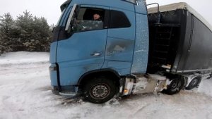 VOLVO 650 л.с СТАЩИЛО НА СКОЛЬЗКОМ ПОДЪЕМЕ - МОИСЕЙ.   #volvo #дальнобой #moisei