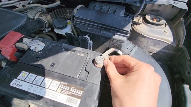 Nissan Rogue - BATTERY REMOVAL / REPLACEMENT (2007 - 2013) смотреть онлайн