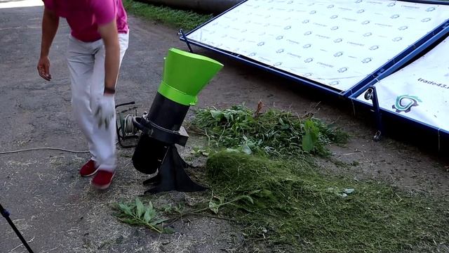 Демонстрация работы садового измельчителя травы и мелких веток "Жнец" мод. ИТ300