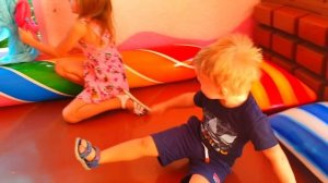 Эльвира и братик НА ПЛОЩАДКЕ Играют С ЖИВОТНЫМИ