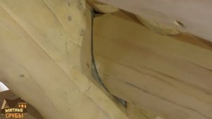 Рубленая лестница из кедра в деревянном доме.