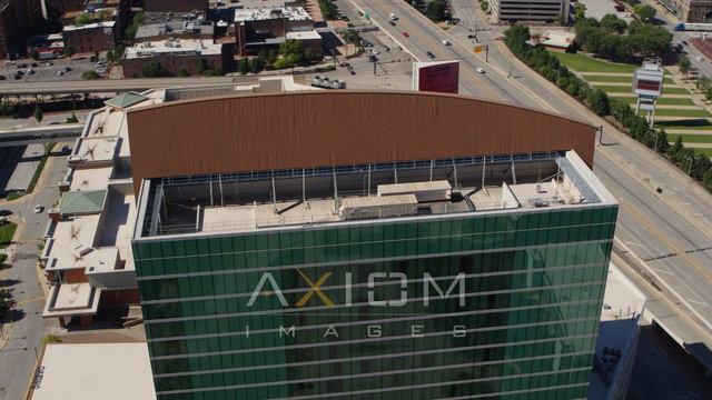6K drone aerial video orbit the Four Seasons Hotel, tilt to reveal Gateway Arch, D.. | DX0001_00063 смотреть онлайн
