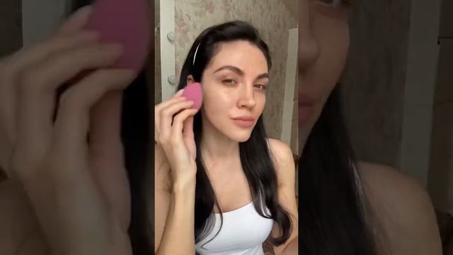 КАК НАНОСИТЬ ТОН БЬЮТИ БЛЕНДЕРОМ??  #beautyblender #спонж #shorts