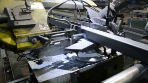 Резка металла на ленточнопильном станке на заводе ДК-Спецстрой