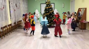 Вход на новогодний утренник в детском саду. Старшая группа