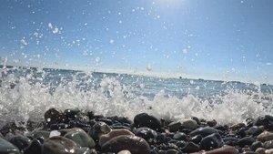 Волны надвигаются в море