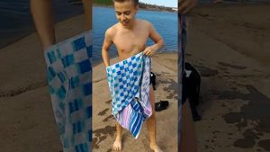 Купается в холодной воде